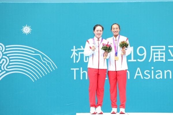 9月29日，鄭欽文(右)和朱琳在頒獎儀式上合影。當(dāng)日，在杭州亞運會網(wǎng)球女子單打決賽中，中國代表團(tuán)選手鄭欽文2:0戰(zhàn)勝隊友朱琳奪得冠軍。人民網(wǎng)記者 李乃妍攝