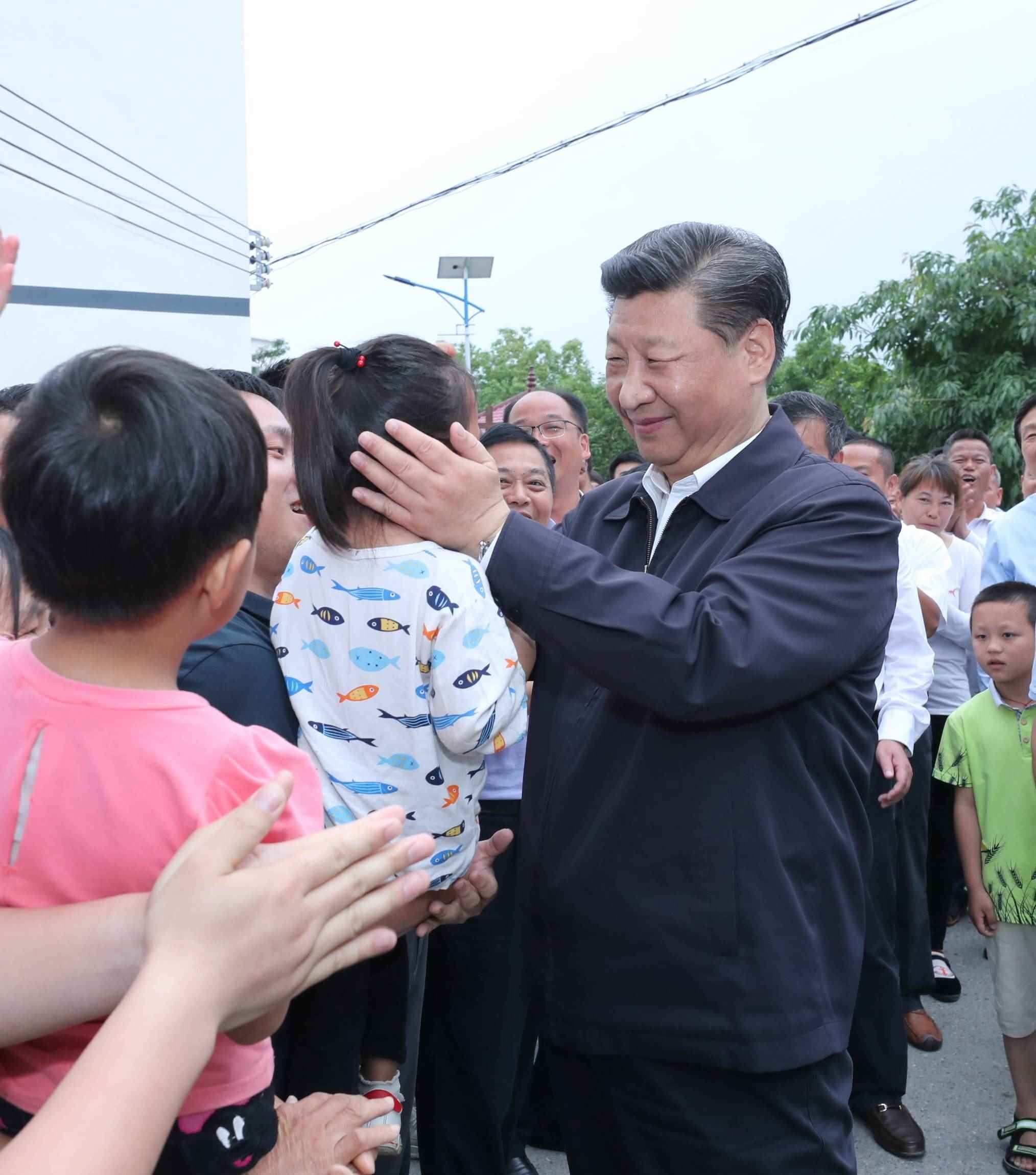 2019年5月20日，中共中央總書記、國家主席、中央軍委主席習(xí)近平深入贛南老區(qū)考察調(diào)研。這是習(xí)近平來到贛州市于都縣梓山鎮(zhèn)潭頭村親切看望老區(qū)群眾。新華社記者 鞠鵬 攝