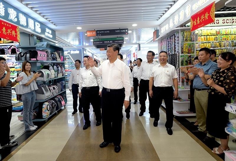 △2023年9月20日，習(xí)近平總書記在浙江義烏國際商貿(mào)城考察時(shí)，同商戶親切交流。