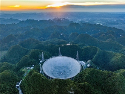 “中國(guó)天眼”全景（維護(hù)保養(yǎng)期間拍攝）。新華社記者 歐東衢 攝