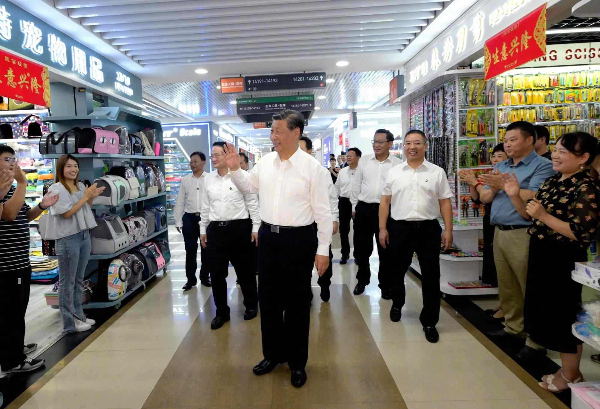 △2023年9月20日，習(xí)近平總書記在義烏國際商貿(mào)城考察時，同商戶親切交流。