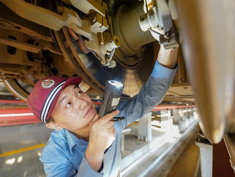 陳浦燕在對(duì)入庫(kù)動(dòng)車(chē)組進(jìn)行巡檢作業(yè)。受訪者供圖
