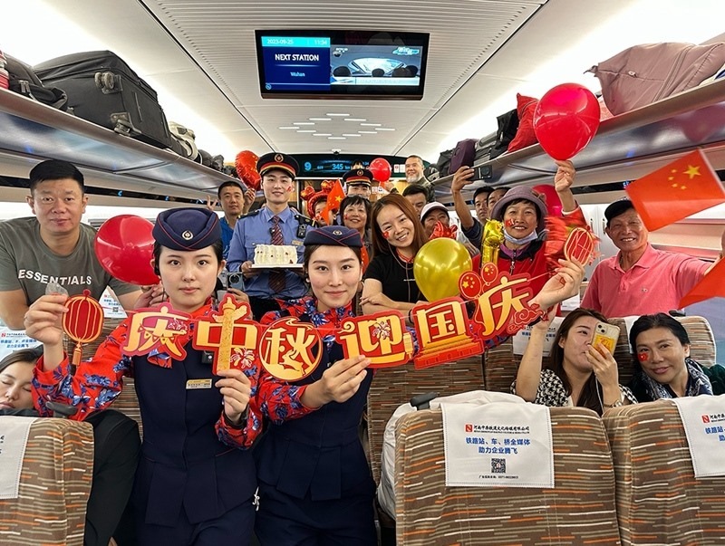 孫柄全與班組人員、旅客共同“慶中秋，迎國(guó)慶”。受訪者供圖