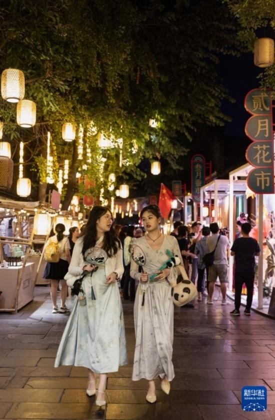 在成都寬窄巷子，兩位來自安徽的游客在新“十二月市”街區(qū)游覽（9月29日攝）。