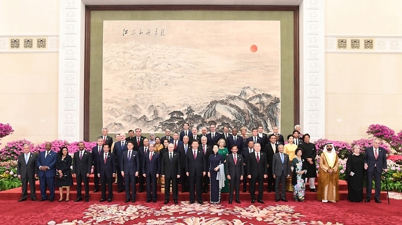 2019年4月26日，習(xí)近平主席和夫人彭麗媛在北京人民大會(huì)堂舉行宴會(huì)，歡迎出席第二屆“一帶一路”國(guó)際合作高峰論壇的外方領(lǐng)導(dǎo)人夫婦及嘉賓。這是習(xí)近平和彭麗媛同外方領(lǐng)導(dǎo)人夫婦及嘉賓合影留念。