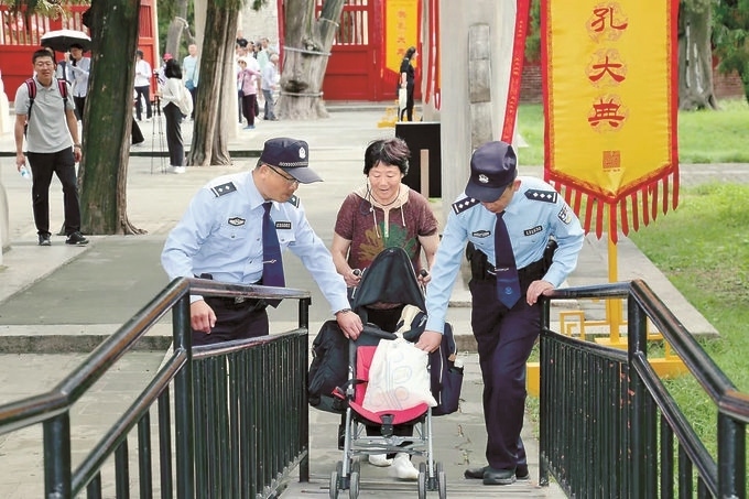 三孔派出所民警貼心幫助游客。胡勇攝