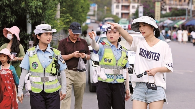女子中隊隊員在小七孔景區(qū)給游客指路。莫玄毅攝