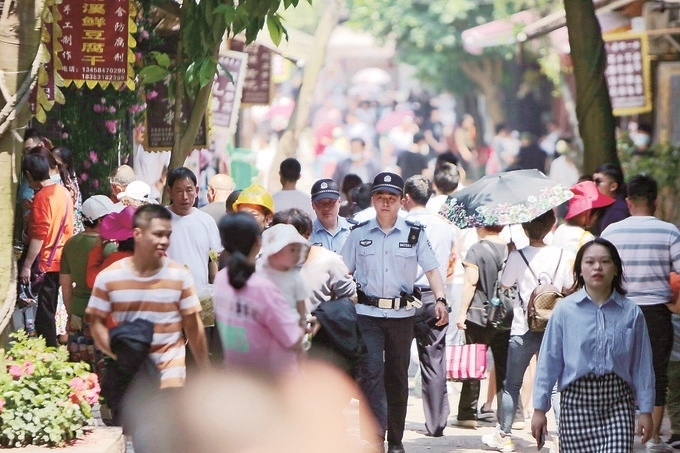 李莊派出所民警在古鎮(zhèn)景區(qū)巡邏。胡澎攝