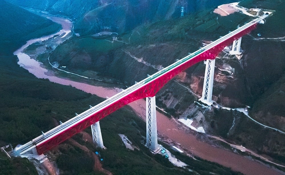 中老鐵路首發(fā)列車駛過中國云南省元江哈尼族彝族傣族自治縣境內的元江雙線特大橋（2021年12月3日攝，無人機照片）。