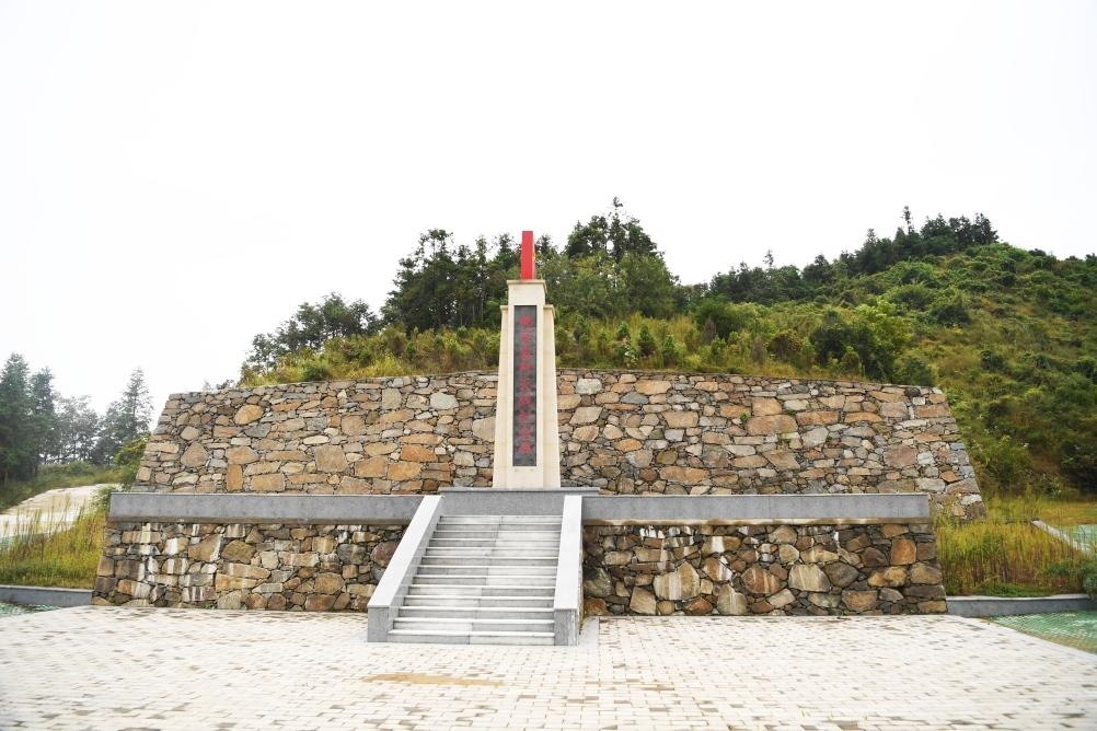 這是9月27日拍攝的田鋪大塆后山上的“韓家寨殲滅戰(zhàn)紀(jì)念碑”。新華社記者張浩然攝