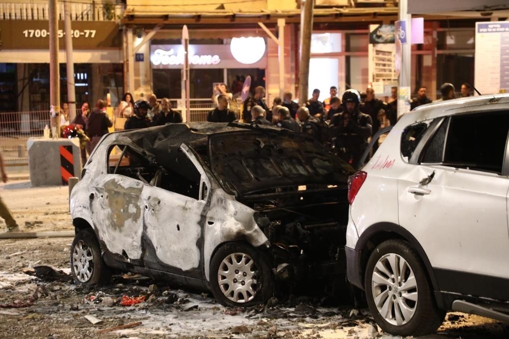 這是10月7日在以色列特拉維夫拍攝的遭火箭彈破壞的車輛。新華社發(fā)