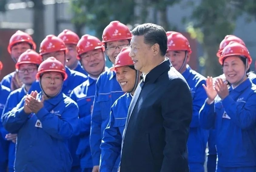 △2018年9月26日，習近平總書記來到中國一重集團，同工人親切交流。