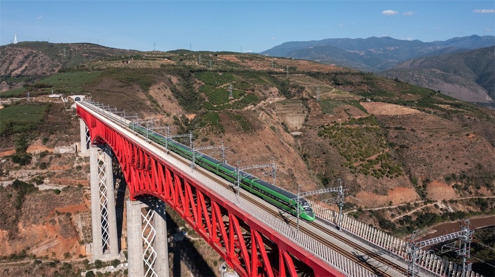 “復(fù)興號(hào)”列車通過中老鐵路元江特大橋（2022年11月23日攝，無人機(jī)照片）。新華社記者 胡超 攝
