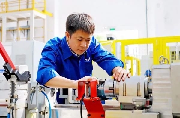 △鄭志明正在對襯套自動壓裝設備進行檢測調(diào)試。