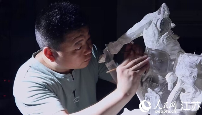 正在精雕細(xì)琢的東海水晶。 人民網(wǎng) 范堯攝