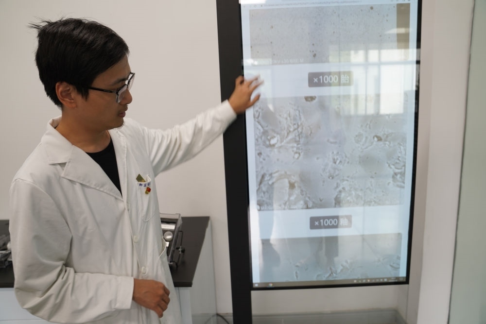 ↑ 工作人員展示瓷片標本的配方研究數(shù)據(jù)（2023年5月16日攝）。