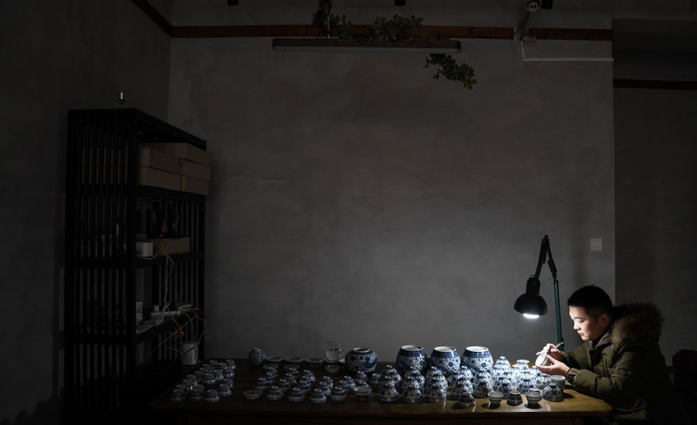 ↑ 2020年12月23日，手工陶瓷制作者在工作室檢測成品。