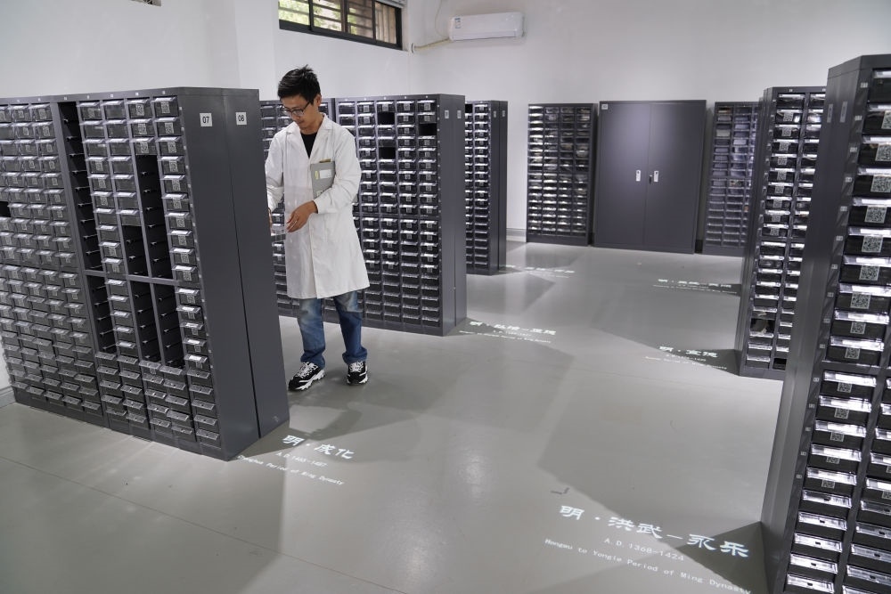 ↑工作人員在古陶瓷基因庫里工作（2023年5月16日攝）。
