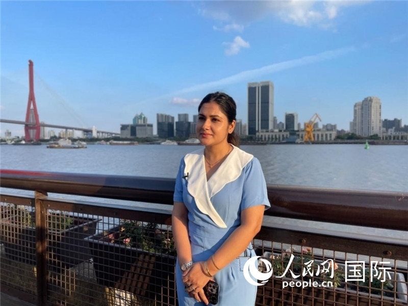 孟加拉國Channel24電視頻道主持人伊斯拉特·阿敏在上海市楊浦濱江接受采訪。 人民網(wǎng)記者 張榮攝