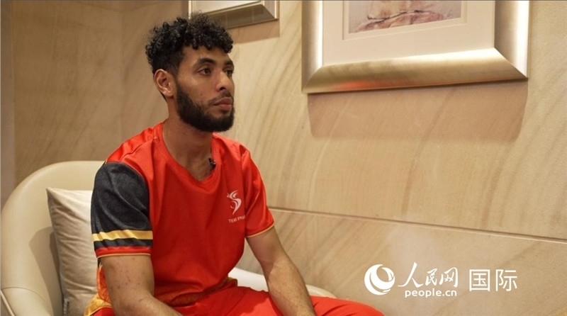 巴布亞新幾內(nèi)亞乒乓球國家隊隊員杰弗瑞·羅伊接受采訪。 人民網(wǎng) 彭昱凱攝