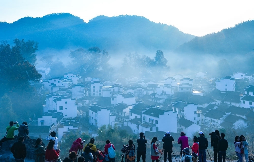 游客在婺源縣石城村游玩（2019年11月8日攝）。