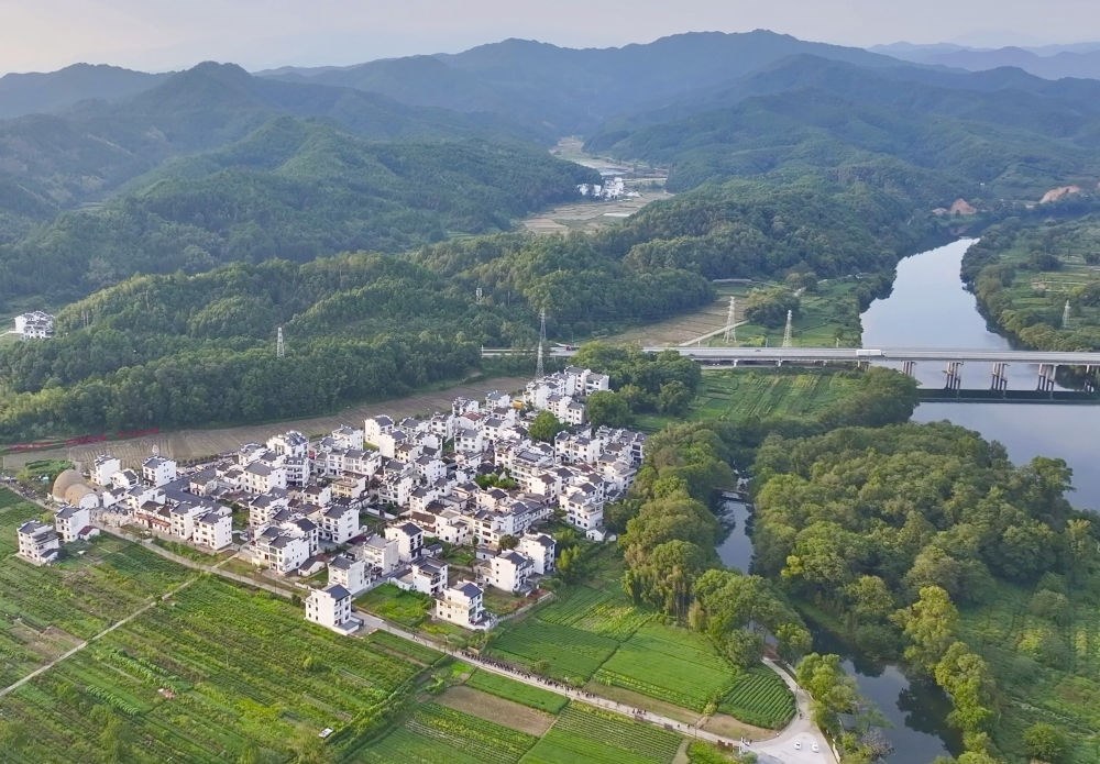 俯瞰婺源縣王村石門自然村（2023年10月11日攝）。