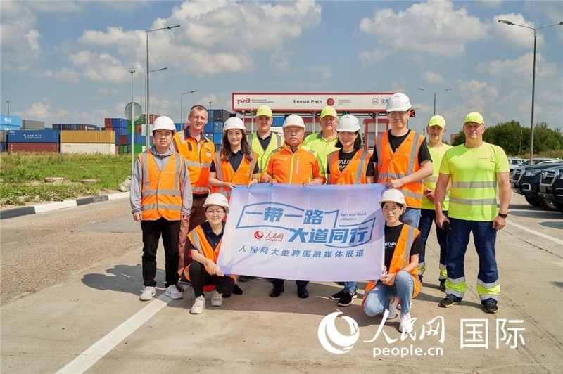 人民網(wǎng)記者在莫斯科別雷拉斯特物流中心采訪。