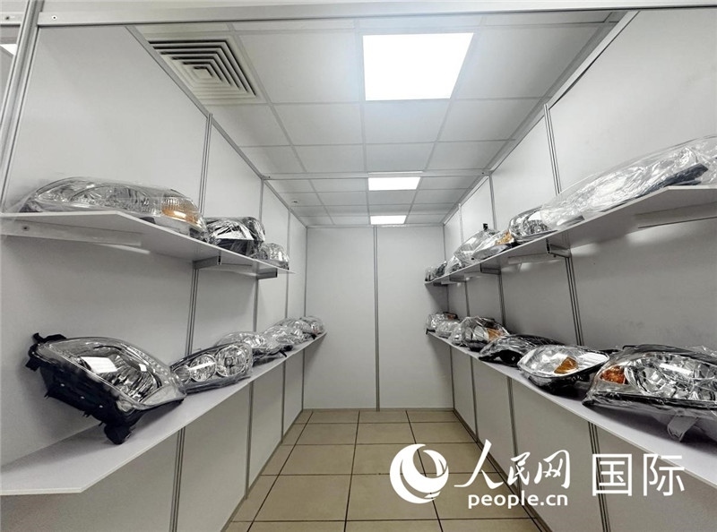 在位于莫斯科格林伍德國際貿(mào)易中心的浙江寧波優(yōu)質(zhì)商品展銷中心內(nèi)，展示著來自浙江寧波慈溪市的汽車配件樣品。人民網(wǎng)記者 申佳平攝