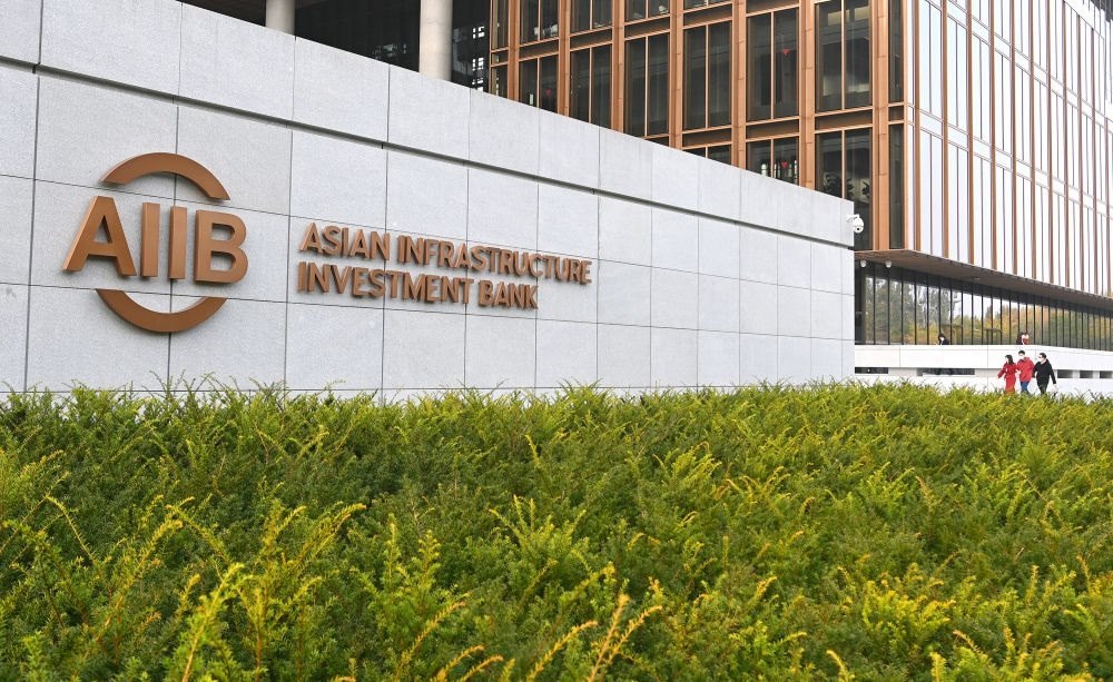 這是亞洲基礎(chǔ)設(shè)施投資銀行（亞投行）標(biāo)志（2021年10月25日攝）。新華社記者 李賀 攝