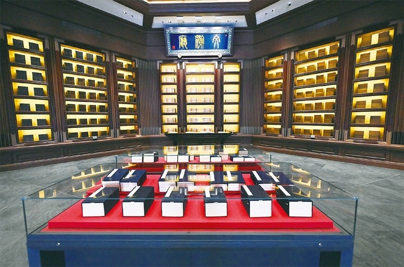 建設(shè)中國國家版本館，是以習(xí)近平同志為核心的黨中央作出的重大決策，是文明大國建設(shè)的基礎(chǔ)工程，是功在當(dāng)代、利在千秋的標(biāo)志性文化工程，充分體現(xiàn)了我們黨傳承發(fā)展中華文化的高度自覺、汲取歷史智慧更好走向未來的歷史主動。圖為2023年5月拍攝的中國國家版本館中央總館文瀚廳。 新華社發(fā)