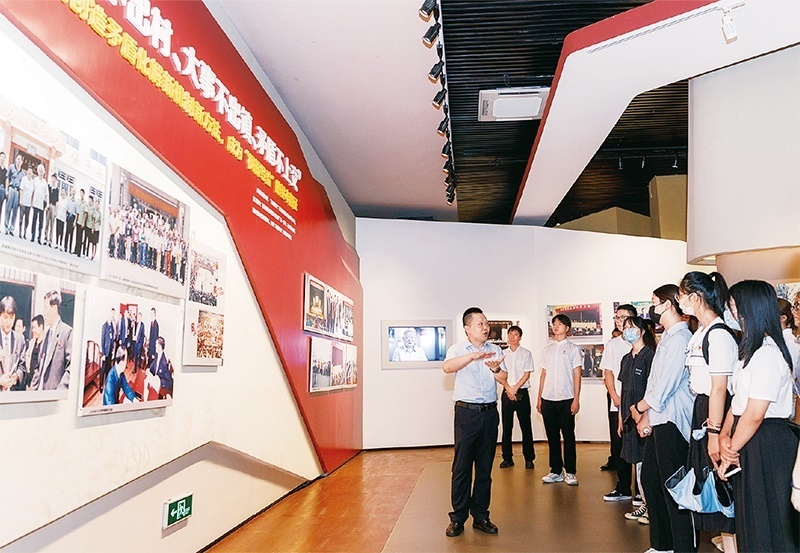 黨的十八大以來，習(xí)近平總書記多次對堅(jiān)持和發(fā)展“楓橋經(jīng)驗(yàn)”作出重要指示，推動新時(shí)代“楓橋經(jīng)驗(yàn)”在基層社會治理中煥發(fā)勃勃生機(jī)。圖為青年學(xué)子在浙江省諸暨市楓橋鎮(zhèn)的楓橋經(jīng)驗(yàn)陳列館參觀學(xué)習(xí)（2022年8月25日攝）。 新華社記者 徐昱/攝