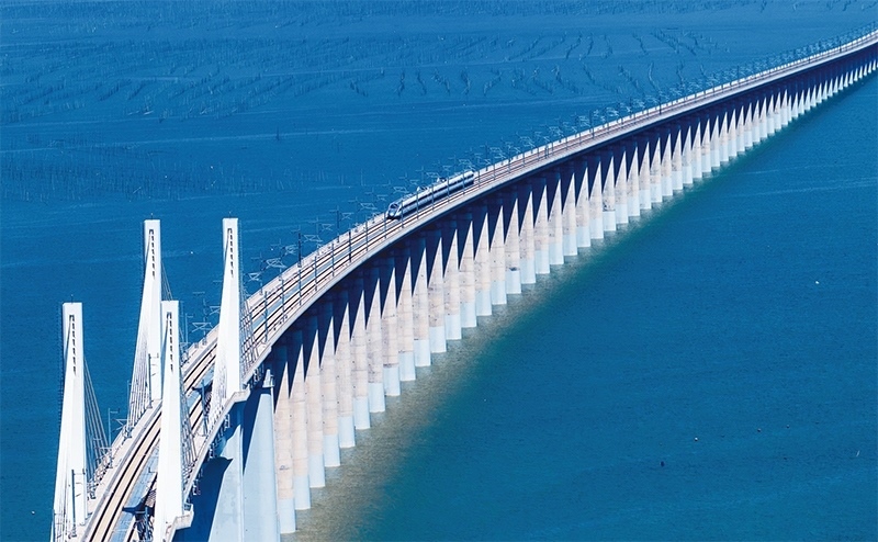2023年9月28日，中國首條時(shí)速350公里跨海高鐵——福廈高鐵正式開通運(yùn)營。圖為一列運(yùn)行試驗(yàn)車組駛過福廈高鐵湄洲灣跨海大橋（9月19日攝，無人機(jī)照片）。 新華社記者 魏培全/攝
