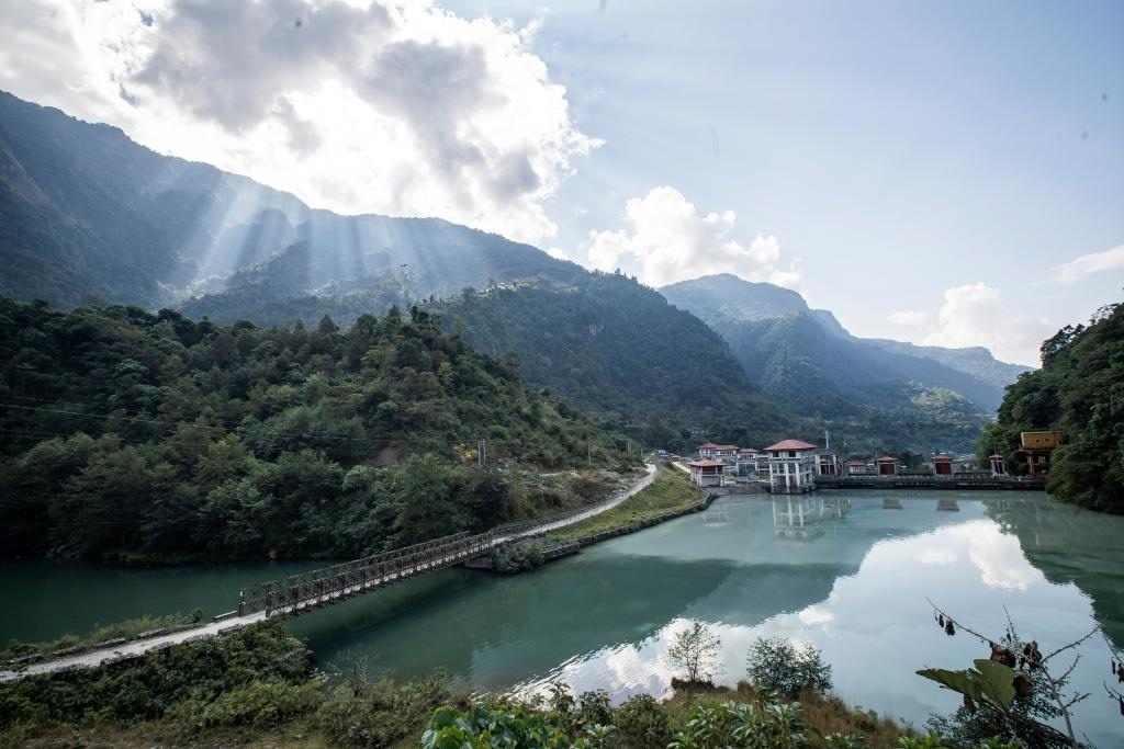 這是2022年11月8日拍攝的尼泊爾上馬相迪A水電站大壩。上馬相迪A水電站位于尼泊爾西部勒姆宗縣，2013年1月開工建設(shè)，2017年1月1日投入商業(yè)運(yùn)營。該水電站投入運(yùn)營以來，極大緩解了尼泊爾電力緊缺局面。新華社發(fā)（哈里·馬哈爾詹 攝）