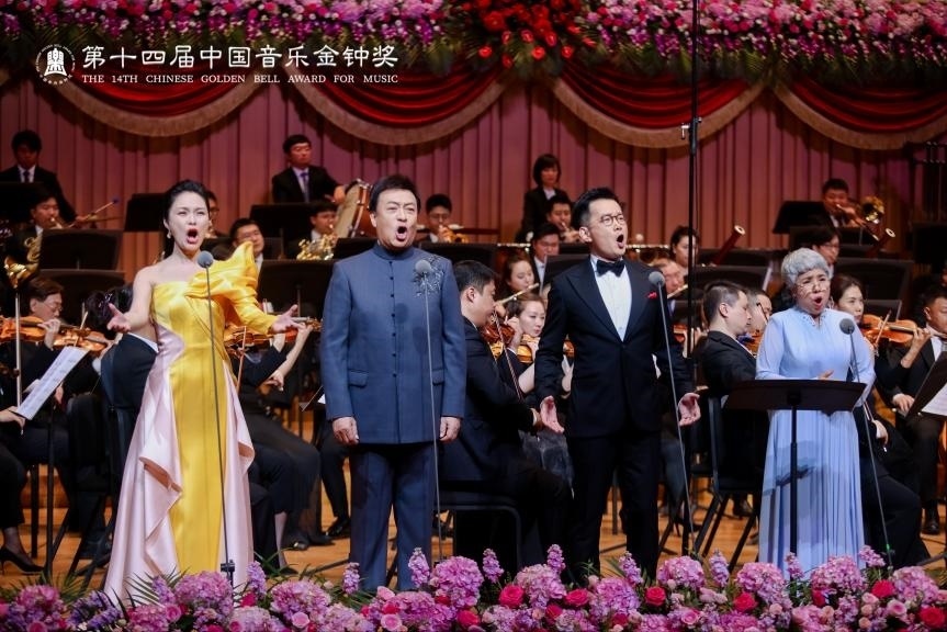 龔爽（左一）、呂繼宏（左二）、石倚潔（右二）、迪里拜爾（右一）四位藝術(shù)家領(lǐng)唱《領(lǐng)航》。主辦方供圖