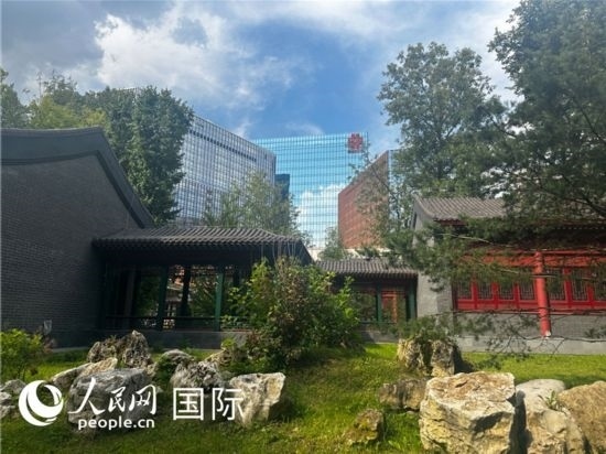 莫斯科中國(guó)貿(mào)易中心的中式園林“華銘園”一角。人民網(wǎng)記者 申佳平攝