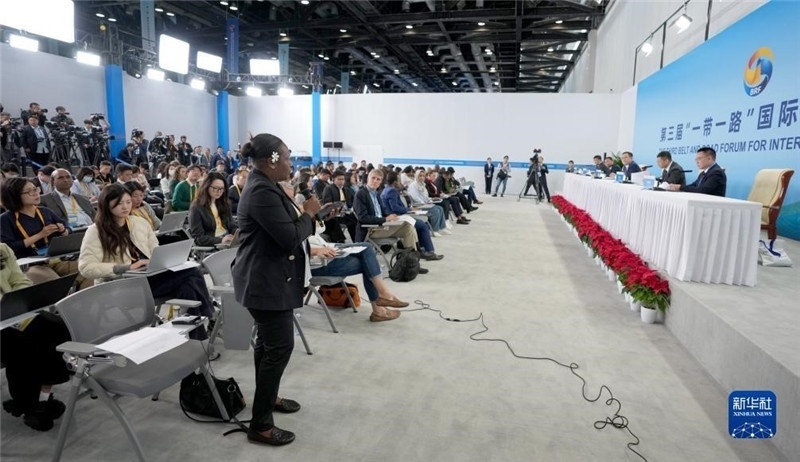 10月16日，第三屆“一帶一路”國(guó)際合作高峰論壇新聞中心在北京國(guó)家會(huì)議中心舉行首場(chǎng)吹風(fēng)會(huì)，邀請(qǐng)自然資源部國(guó)際合作司和相關(guān)單位負(fù)責(zé)人介紹有關(guān)情況，并回答記者提問(wèn)。新華社記者 王毓國(guó)攝