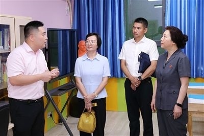 圖③：“小公民法律課堂”開講前，全國人大代表殷其龍（右二）、重慶市人大代表李自玲（左二）聽取楊家坪中學(xué)負(fù)責(zé)人關(guān)于未成年人思想教育工作情況的介紹。