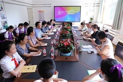 圖⑤：法治宣講結(jié)束后，重慶五中院組織召開座談會，聽取人大代表和朵力小學(xué)教師、家長代表對法院未成年人保護工作的意見建議。