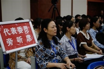圖④：重慶五中院在西南政法大學(xué)開庭審理一起執(zhí)行異議之訴二審案，重慶市人大代表張濤（左一）、周藝梅（左二）和學(xué)生一起觀摩庭審。