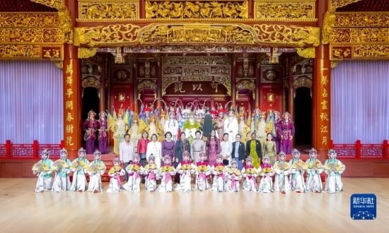  10月18日上午，國(guó)家主席習(xí)近平夫人彭麗媛邀請(qǐng)出席第三屆“一帶一路”國(guó)際合作高峰論壇的外方領(lǐng)導(dǎo)人夫人參觀中國(guó)工藝美術(shù)館（中國(guó)非物質(zhì)文化遺產(chǎn)館）。這是彭麗媛同外方領(lǐng)導(dǎo)人夫人與文藝演出演職人員合影。新華社記者 丁林 攝