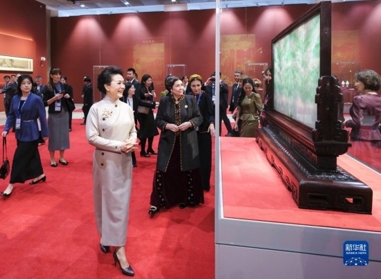  10月18日上午，國(guó)家主席習(xí)近平夫人彭麗媛邀請(qǐng)出席第三屆“一帶一路”國(guó)際合作高峰論壇的外方領(lǐng)導(dǎo)人夫人參觀中國(guó)工藝美術(shù)館（中國(guó)非物質(zhì)文化遺產(chǎn)館）。這是彭麗媛同外方領(lǐng)導(dǎo)人夫人參觀展品。新華社記者 丁林 攝