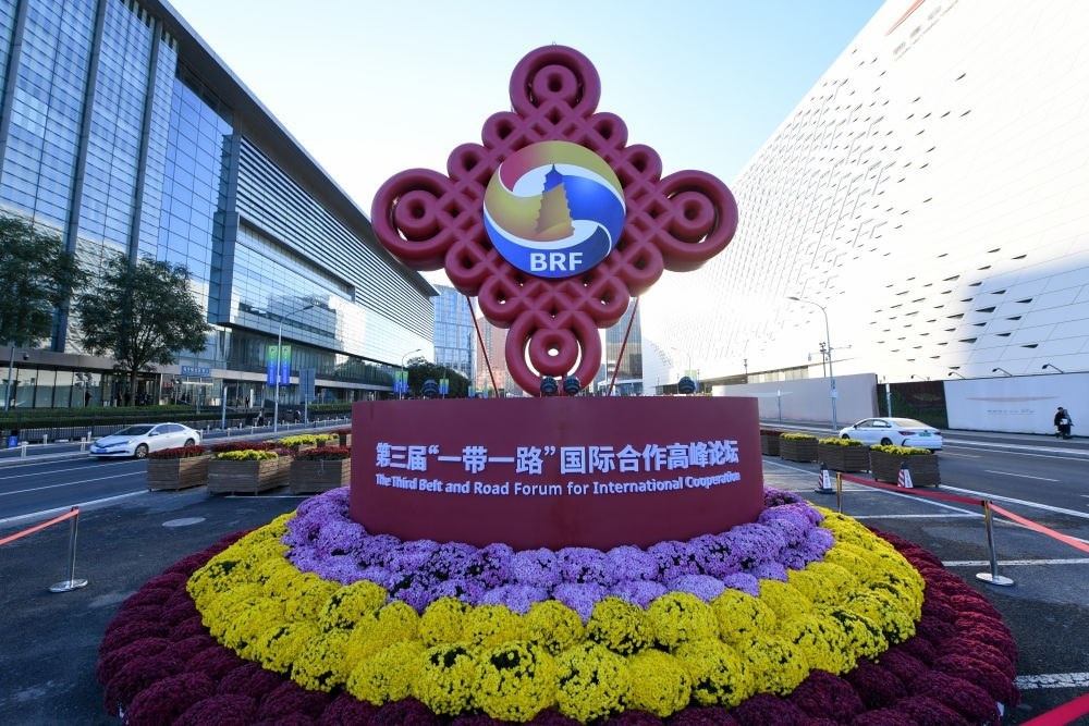 在北京國家會(huì)議中心附近拍攝的第三屆“一帶一路”國際合作高峰論壇景觀布置（2023年10月14日攝）。