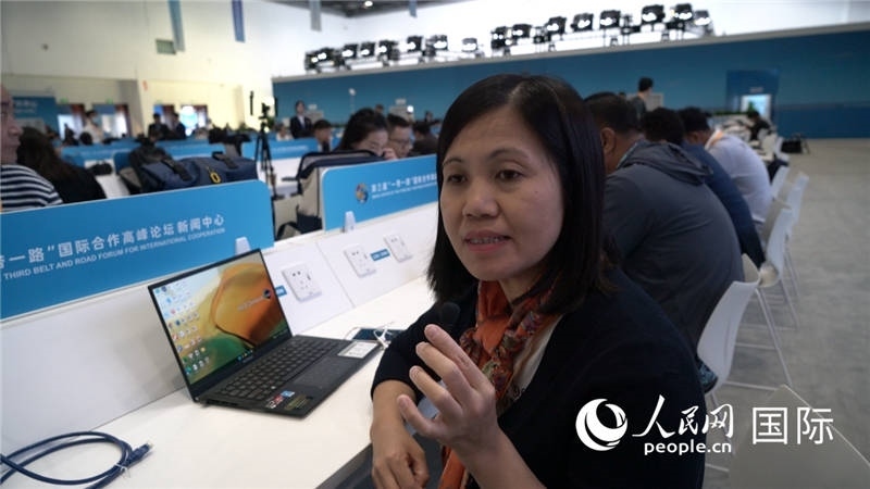 越南之聲廣播電臺記者胡鴻行（音譯，H? H?ng H?nh）與記者交談。人民網(wǎng) 楊春燕攝