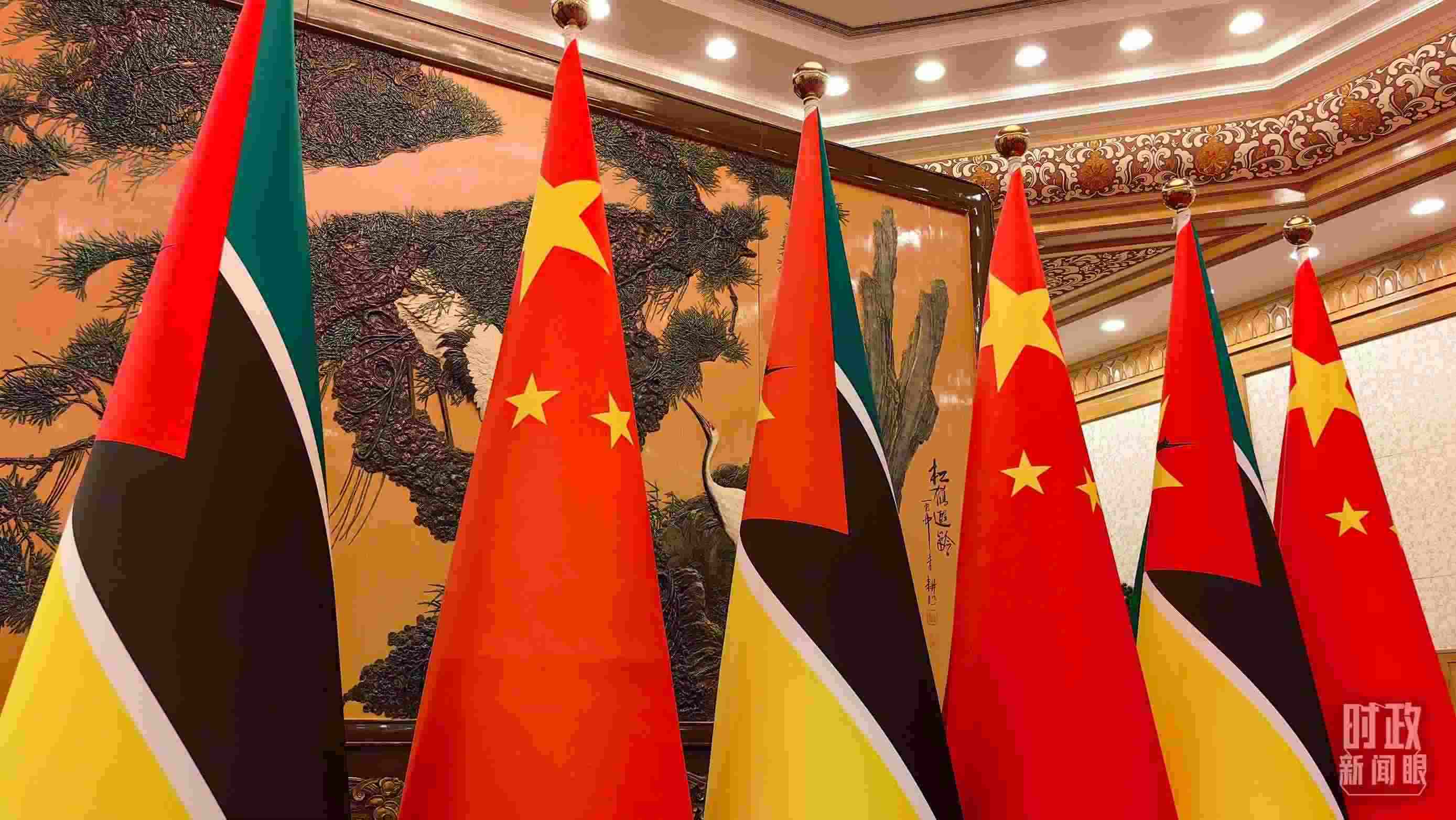 △會(huì)見(jiàn)現(xiàn)場(chǎng)，中國(guó)、莫桑比克兩國(guó)國(guó)旗。（總臺(tái)央廣記者潘毅拍攝）