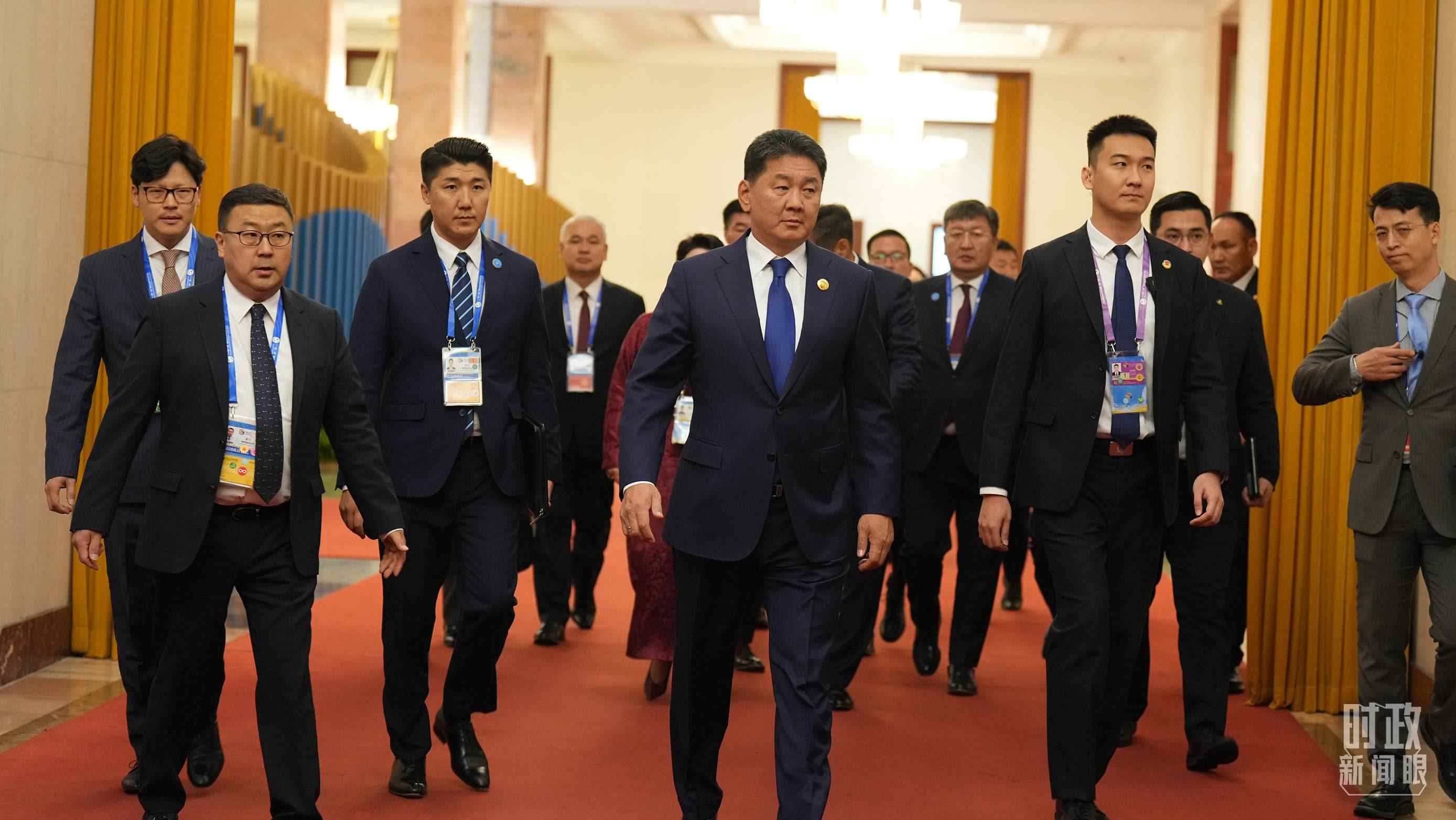 △人民大會(huì)堂，蒙古國(guó)總統(tǒng)呼日勒蘇赫走向會(huì)見(jiàn)廳。（總臺(tái)國(guó)廣記者李晉拍攝）