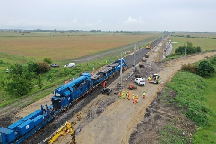 這是匈塞鐵路匈牙利段孔圣米克洛什-陶什站施工現(xiàn)場（5月30日攝，無人機照片）。新華社發(fā)（中國中鐵匈塞鐵路項目經(jīng)理部供圖）