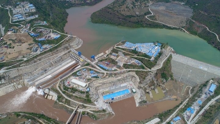 這是在巴基斯坦旁遮普省拍攝的中巴經(jīng)濟走廊水電投資項目卡洛特水電站（2022年6月22日攝，無人機照片）。新華社發(fā)（中國三峽集團供圖）