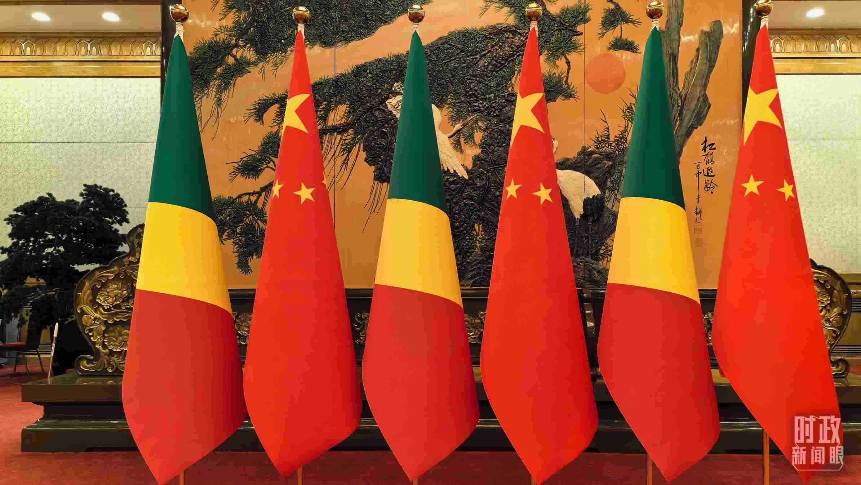 △會(huì)見(jiàn)現(xiàn)場(chǎng)的中國(guó)、剛果（布）兩國(guó)國(guó)旗。（總臺(tái)央視記者陸泓宇拍攝）