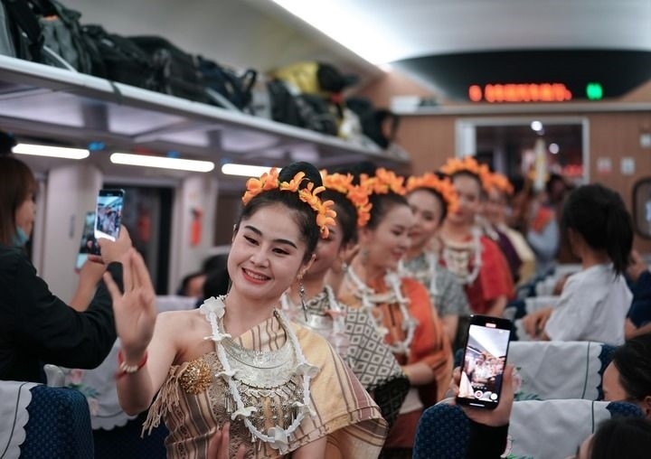 老撾工作人員在中老鐵路上開行的D887次國際旅客列車上表演（4月13日攝）。新華社記者 邢廣利 攝