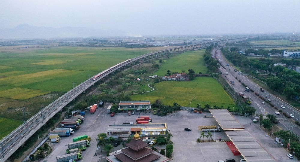 這是在印度尼西亞萬隆拍攝的一列行駛中的雅萬高鐵高速動車組列車（2023年10月17日攝，無人機照片）。新華社記者 徐欽 攝